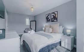 Lux 3 Bed 10 Mins From Centre - Parking & Netflix